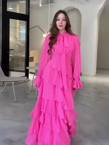 Robe longue rose fuchsia à volants superposés avec col à nœud