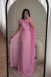 Detail van een roze avondjurk met een unieke gedrapeerde mouwloze overslag halslijn