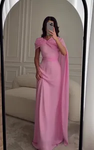 Elegante roze mouwloze nauwsluitende avondjurk gepresenteerd in een stijlvolle spiegelselfie