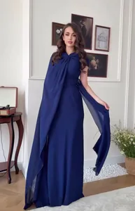 Elegante mouwloze marineblauwe maxi-jurk met cape-detail voor formele gelegenheden