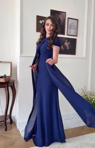 Elegante koningsblauwe mouwloze avondjurk met uniek gedrapeerd cape-detail vloerlengte