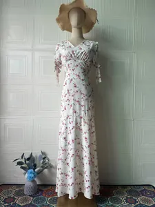 Elegante abito lungo a fiori bianco con scollo a V, maniche corte e vita impero