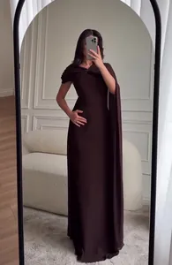 Elegante nauwsluitende donkerbruine mouwloze avondjurk met decoratieve halslijn