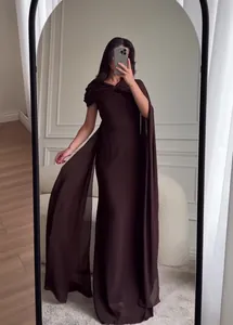 Detail van een elegante donkerbruine avondjurk met een gedrapeerd chiffon cape-detail