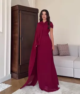 Elegante wijnrode mouwloze maxi-avondjurk met gedrapeerd schouderdetail en een slanke pasvorm