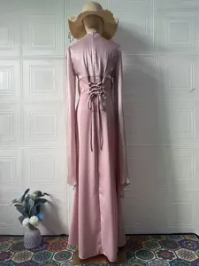 Achterzijde van een elegante zijdeachtige maxi-jurk in oudroze met vetersluiting