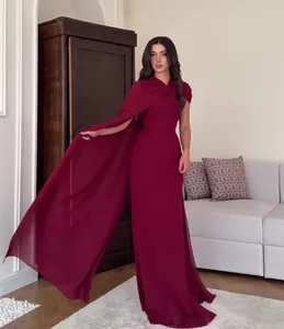 Elegante bordeauxrode mouwloze avondjurk met een vloeiend zijdeachtig cape-detail.