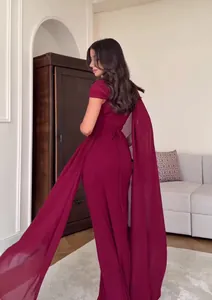 Elegante bordeauxrode nauwsluitende galajurk tot op de grond met unieke vloeiende cape mouwen.