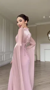 Elegante roze zijdeachtige jurk met lange mouwen en veterdetail op de rug voor lente 2025.