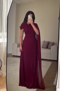 Elegante bordeauxrode avondjurk met gedrapeerde cape-schouders en een slanke lange pasvorm.