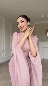 Elegante zijdeachtige roze maxi-jurk met lange mouwen en gedrapeerde cape-mouwen