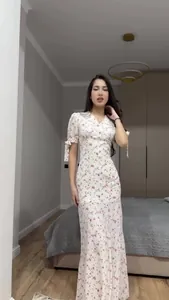 Abito lungo floreale con scollo a V e maniche corte con fiocco su modella