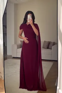 Elegante bordeauxrode nauwsluitende avondjurk in volledige lengte met een cape detail