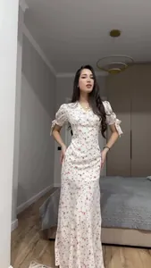 Elegante abito lungo floreale con scollo a V e maniche corte, vestibilità slim estiva