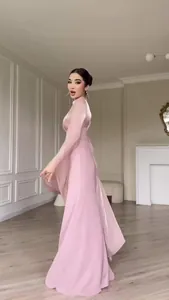Elegante roze zijden jurk met lange mouwen, vloeiende rok en sierlijk silhouet