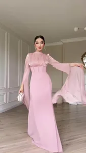 Elegante roze satijnen maxi-jurk met lange uitlopende mouwen en getailleerde taille.