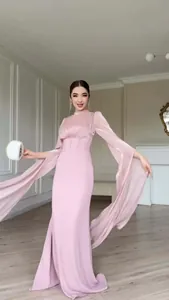 Elegante roze zijden maxi-jurk met lange zwierige mouwen en korset taille detail