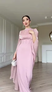 Elegante roze zijden maxi-jurk met cape-mouwen en geplooid lijfje voor formele feesten.