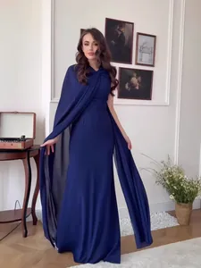 Elegante mouwloze marineblauwe avondjurk met gedrapeerde cape voor formele feesten