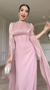 Elegante roze zijdeachtige lange avondjurk met split-kaap mouwen en korset taille