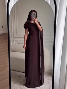 Elegante bordeauxrode nauwsluitende maxi-jurk met cape-mouwen voor avondfeest