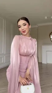 Elegante zijdeachtige roze jurk met lange mouwen voor de dames lente collectie 2025