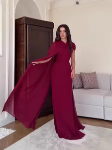 Elegante wijnrode mouwloze avondjurk met vloeiende cape voor formele gelegenheden.