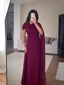 Elegante bordeauxrode vloerlange avondjurk met mouwloos cape-ontwerp en slanke pasvorm
