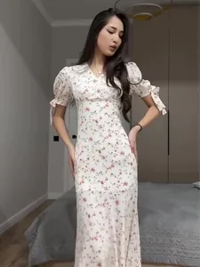 Elegante abito lungo estivo a fiori con scollo a V e maniche a sbuffo per la donna