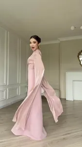 Volledig overzicht van een elegante zijdeachtige roze avondjurk met lange mouwen voor 2025
