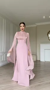 Volledige weergave van een elegante mauve avondjurk met unieke splitmouwen op een model