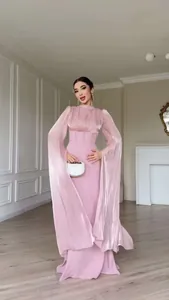 Elegante roze zijdeachtige maxi-jurk met vloerlange vloeiende mouwen gedragen door model
