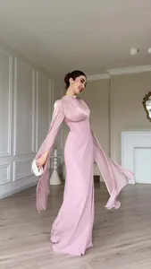 Elegante stoffig roze zijden maxi-jurk met lange splitmouwen en een hoog opstaande kraag