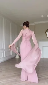 Elegante roze zijden maxi-jurk met vetersluiting op de rug en lange klokmouwen