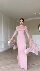 Elegante roze zijdeachtige maxi-jurk met lange splitmouwen - detailweergave 2025