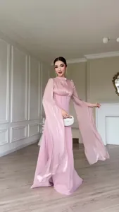 Detail van elegante mauve zijden maxi-jurk met lange mouwen en vloeiende splitmouwen