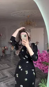Ensemble jupe et haut noir élégant à imprimé fleuri pour femme, vue selfie miroir