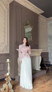 Elegante jurk met lange mouwen, roze satijnen top en een witte geplooide lange maxi-rok