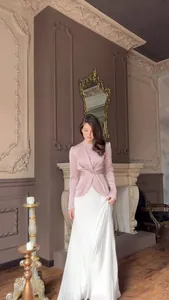 Elegante tweekleurige maxi-jurk met lange mouwen en geplooid lijfje in een klassieke kamer luxe