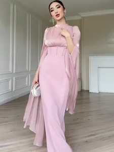 Elegante Roze Satijnen Maxi-Jurk voor Dames met Lange Split-Cape Mouwen Hoge Kraag Vetersluiting Taille Avond Bruiloft Jurk