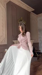 Elegante roze blazer en witte geplooide maxi-rok set voor dames