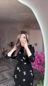 Robe midi noire élégante à imprimé floral blanc présentée dans un selfie miroir style
