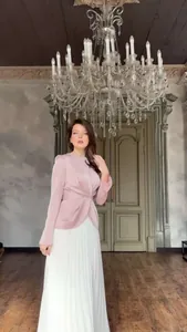 Elegante jurk met lange mouwen, een mauve gedraaide top en een witte geplooide maxi-rok.