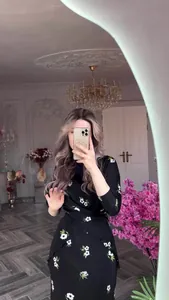 Ensemble élégant noir à fleurs pour femmes, vue détaillée dans un miroir de mode