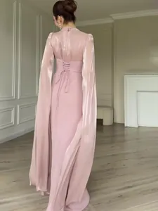 Elegante roze zijdeachtige maxi-jurk met lange cape-mouwen en verfijnde vetersluiting achter