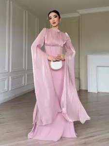 Elegante roze zijdeachtige maxi-jurk met lange mouwen, glanzende stof en wijde cape-mouwen.