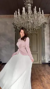 Elegante roze en witte kleurblok geplooide maxi-jurk met lange mouwen voor de herfst.