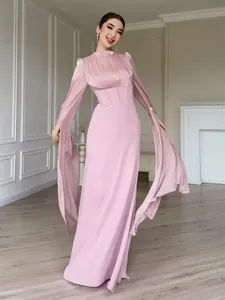 Elegante oudroze maxi-jurk met lange mouwen en splitmouwen voor de lente van 2025.
