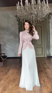Elegante geplooide jurk met lange mouwen en tweekleurig lijfje van gedraaid satijn