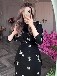 Ensemble robe élégante à imprimé floral noir avec col rond pour les tenues d'été décontractées